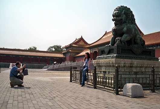 люди и скульптуры в Запретном городе, Пекин