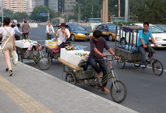 продавцы напитков на мосту в Пекине
