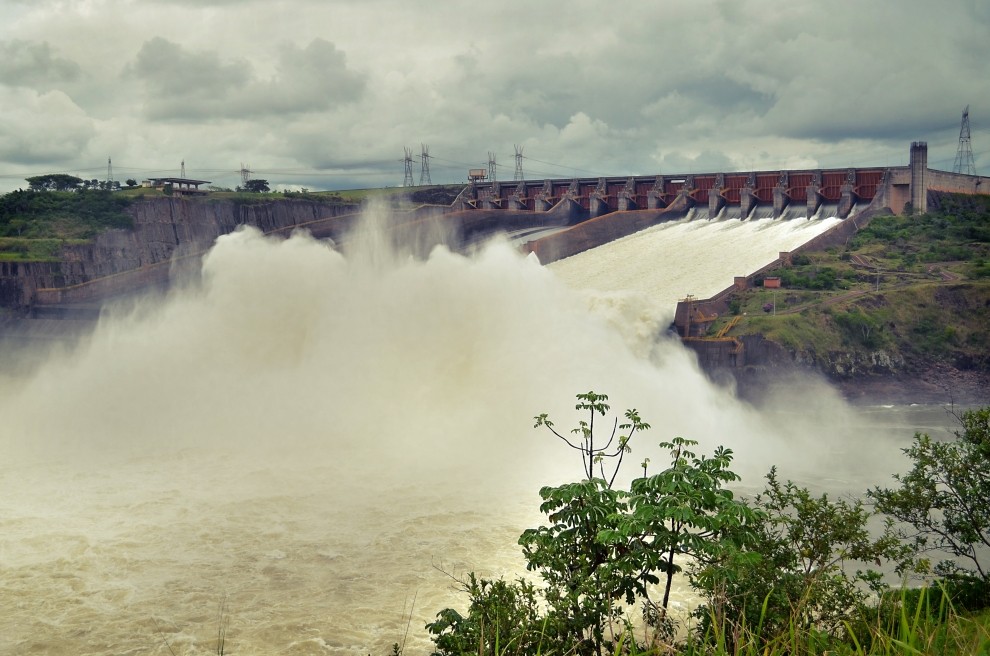 В какой стране крупнейшая гэс. Итайпу Бразилия ГЭС. ГЭС «Итайпу», Бразилия и Парагвай. Плотина Итайпу в Парагвай. Гидроэлектростанция Итайпу.