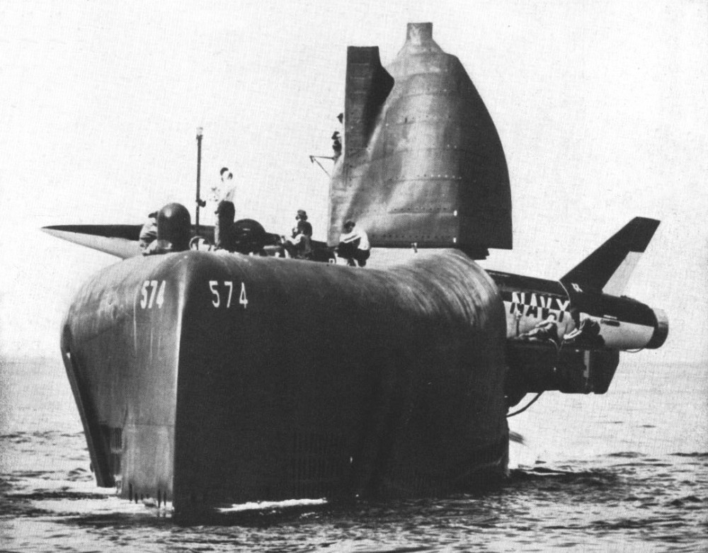 Ракета SSM-N-9 Regulus II готовится к запуску с подводной лодки USS Grayback (SSG-574) в 1958 году.