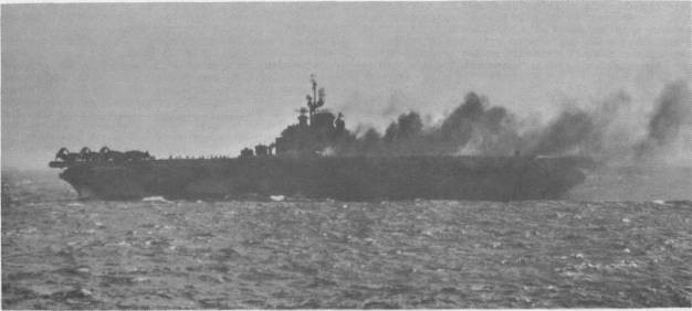 «Интрепид» горит после атаки камикадзе 25 ноября 1944
