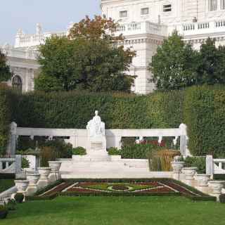 Памятник императрице Елизавете
