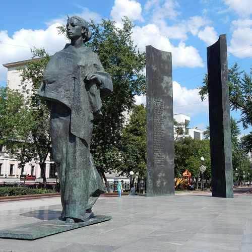 Памятник Крупской photo