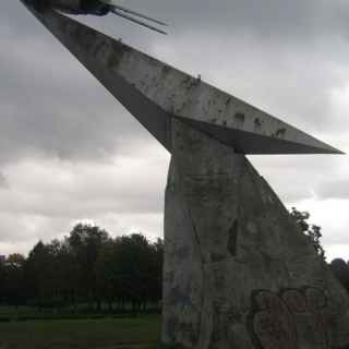 Памятник героическим военным лётчикам