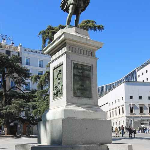 Estatua a Miguel de Cervantes Saavedra photo