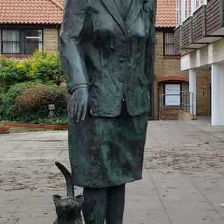 Dorothy L Sayers Statue