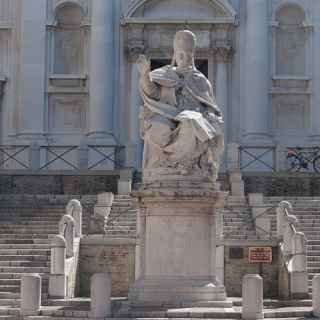 Statua di Clemente XII photo