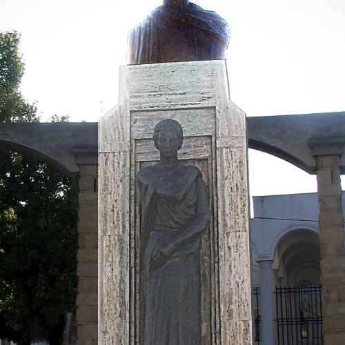 Statuia lui Mihai Eminescu photo