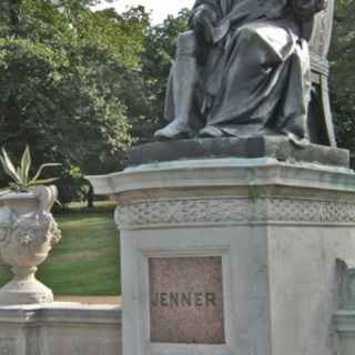 Statue of Edward Jenner photo