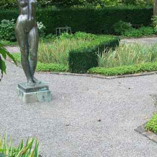 Stehende weibliche Figur