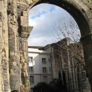 Restes du portique romain, dit du Forum
