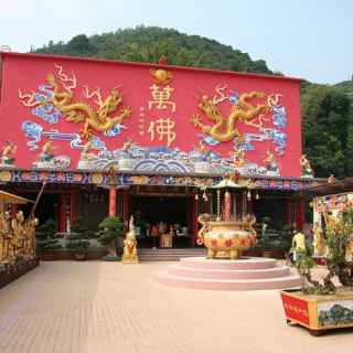 Ten Thousand Buddha's Monastery