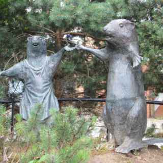 Mr & Mrs Beaver statue