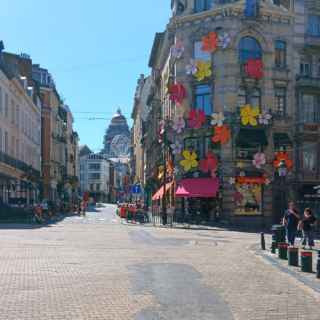 A pretty building, a ferris wheel, and à gold dome, Brussels