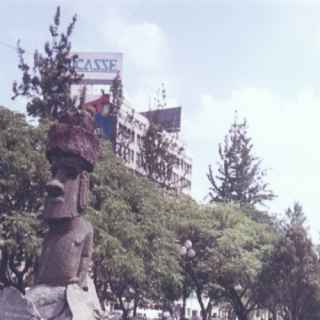 Статуя Моаи с острова Пасхи в Сантьяго