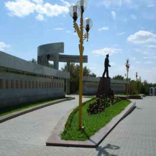 Аллея героев и памятник Б.Б. Городовикову