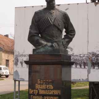 Памятник генералу Корнилову