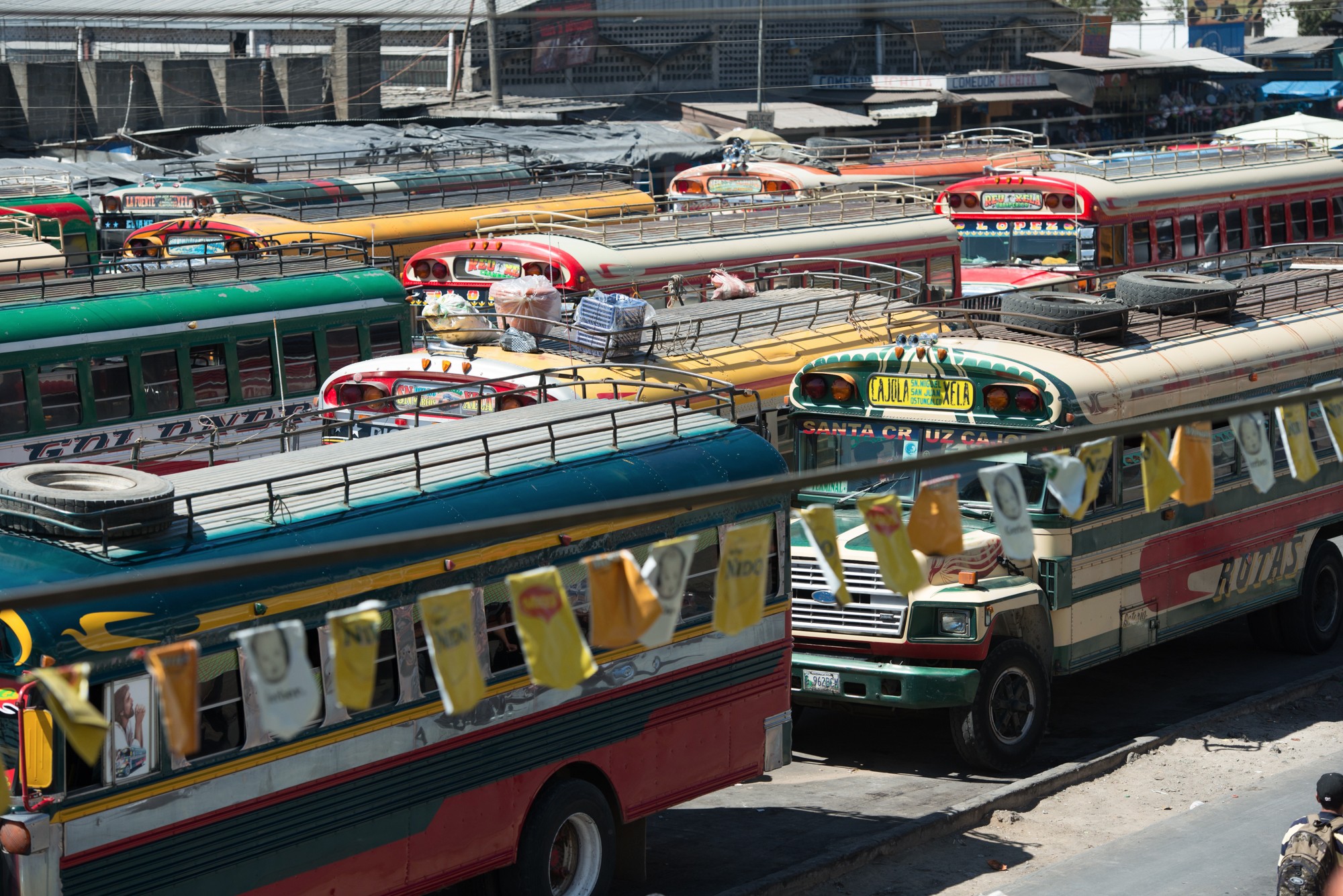 Вторая жизнь амкериканских школьных автобусов — красочный транспорт Гватемалы.