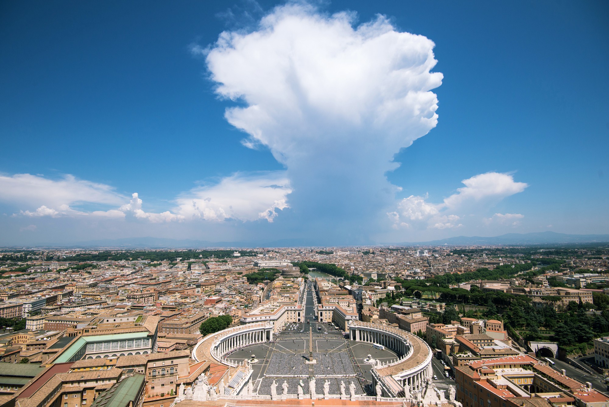 Вид на Рим с верхушки собора Святого Петра.