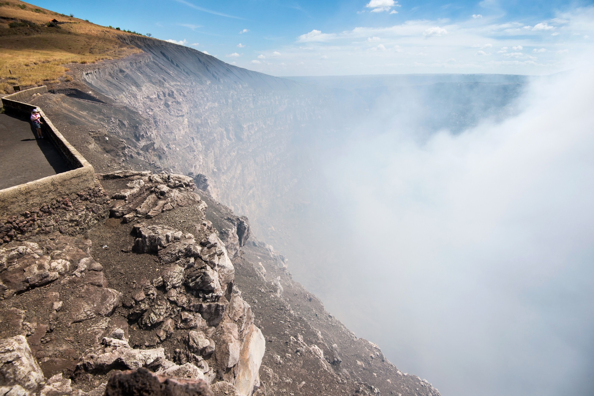 Удивительный и вечно дымящий вулкан Масая. В его кратер можно легко заглянуть — если, конечно, удастся сдуть с его поверхности извечный серный смог.
