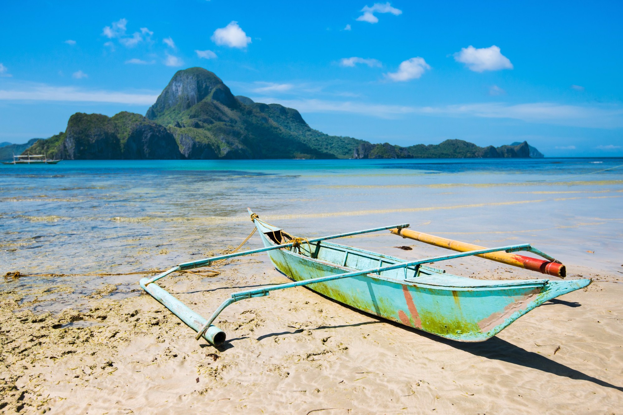 Старая рыбацкая лодка в деревушке Эль-Нидо на филиппинском острове Палаван.
