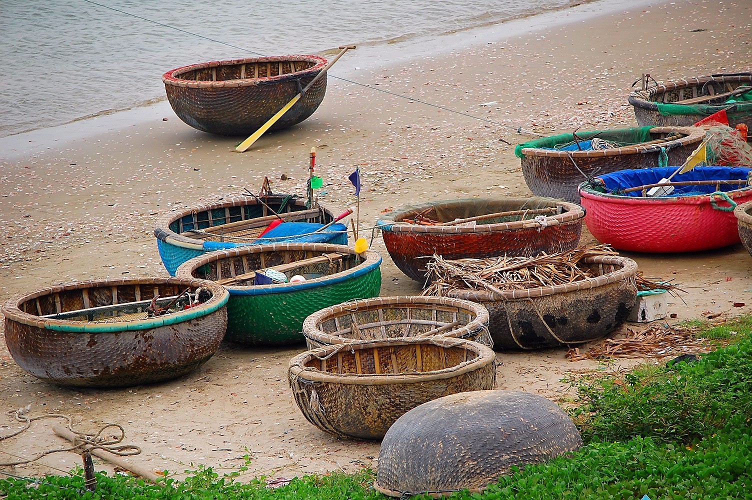 Рыбацкие лодки ждут своего часа в деревушке Муй Нэ.