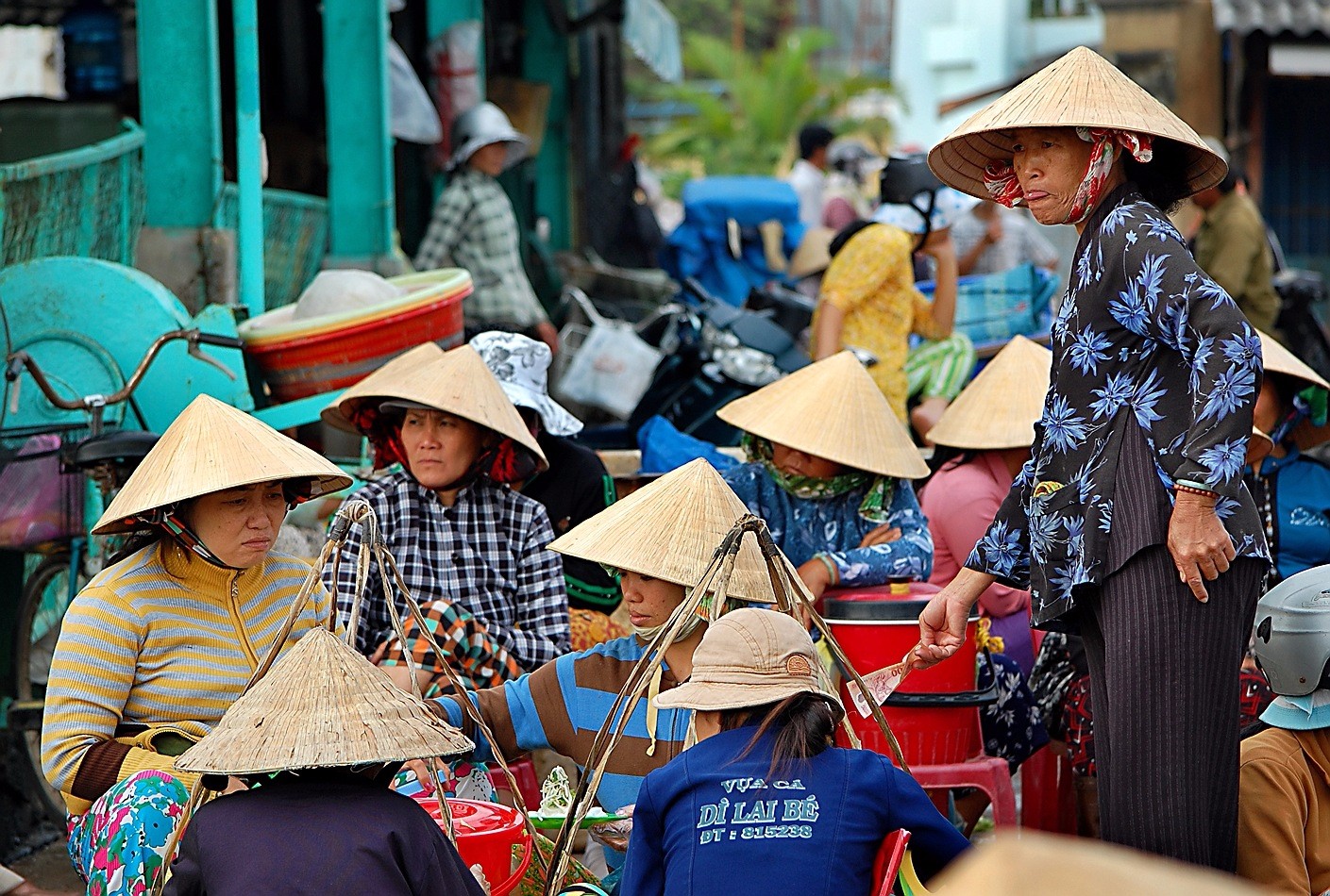 Сколько вьетнамцев. Вьетнам вьеты. Население Вьетнама 2023. Вьетнам колорит. Шляпа "Тайланд".