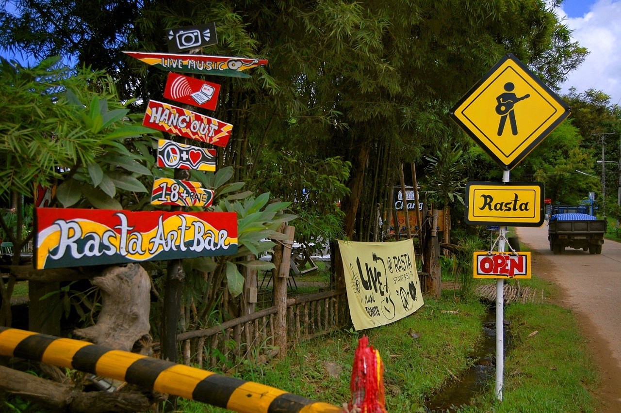 Дорожные указатели в городке Пай на севере Таиланда.