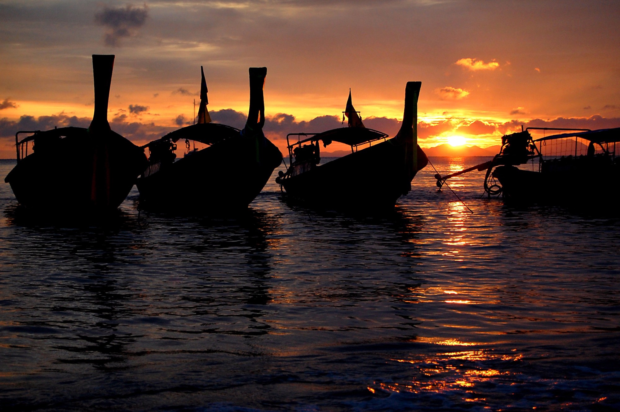 Закатные лодочки на пляже Ао Нанг.