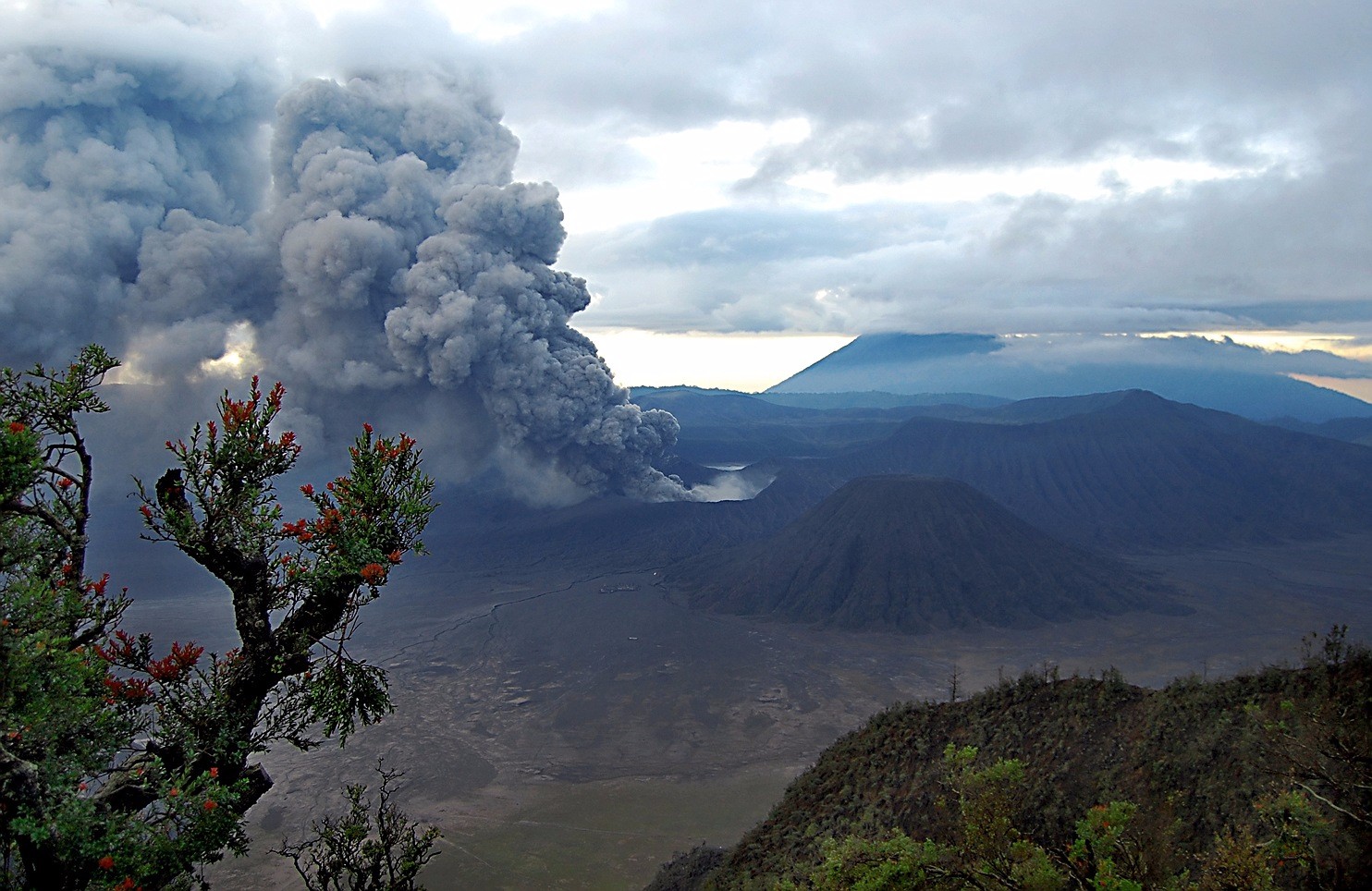 Извержение вулкана Бромо на острове Ява в Индонезии.