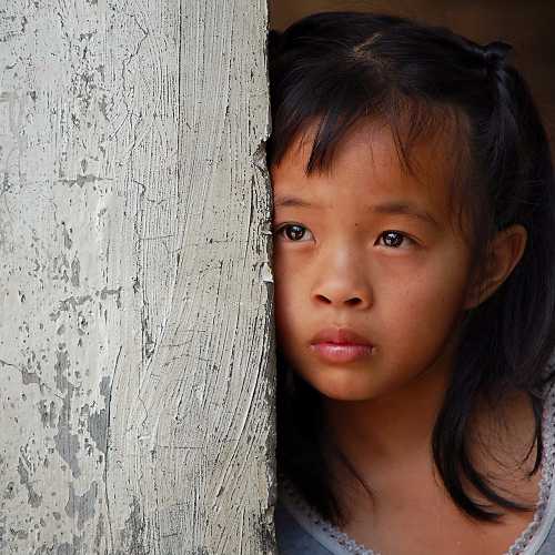 Филиппинская девочка на автобусной остановке.