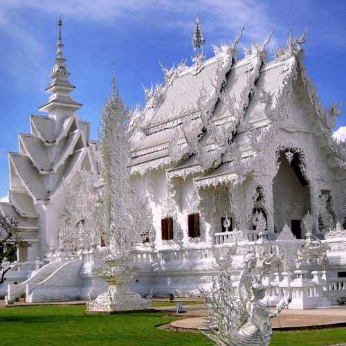 Знаменитый Белый храм в Чианграе.
