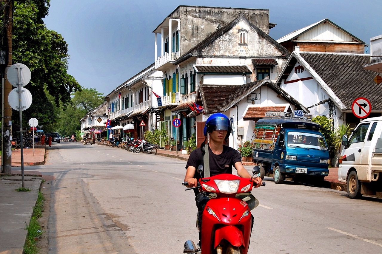 Типичная улочка лаосского городка Луанг Прабанг.