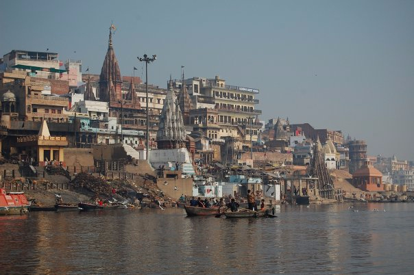 Вид на Варанаси с лодки на реке Ганг.