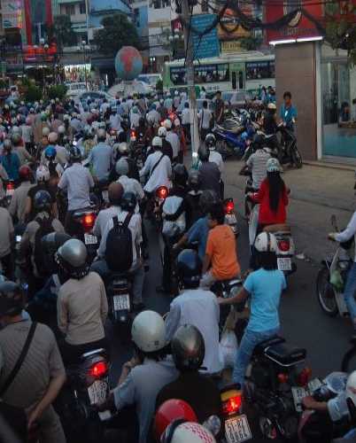 Первое и основное ощущение от Хо Ши Мина — толпы людей на мотоциклах!!!