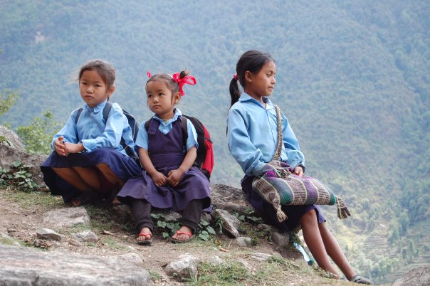 Непальские школьницы в горах вокруг Аннапурны.