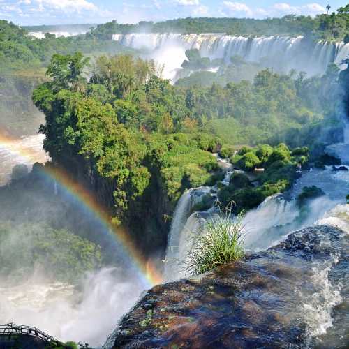 И снова водопады Игуасу — на этот раз с аргентинской стороны! С брызгами, солнцем и радугами!