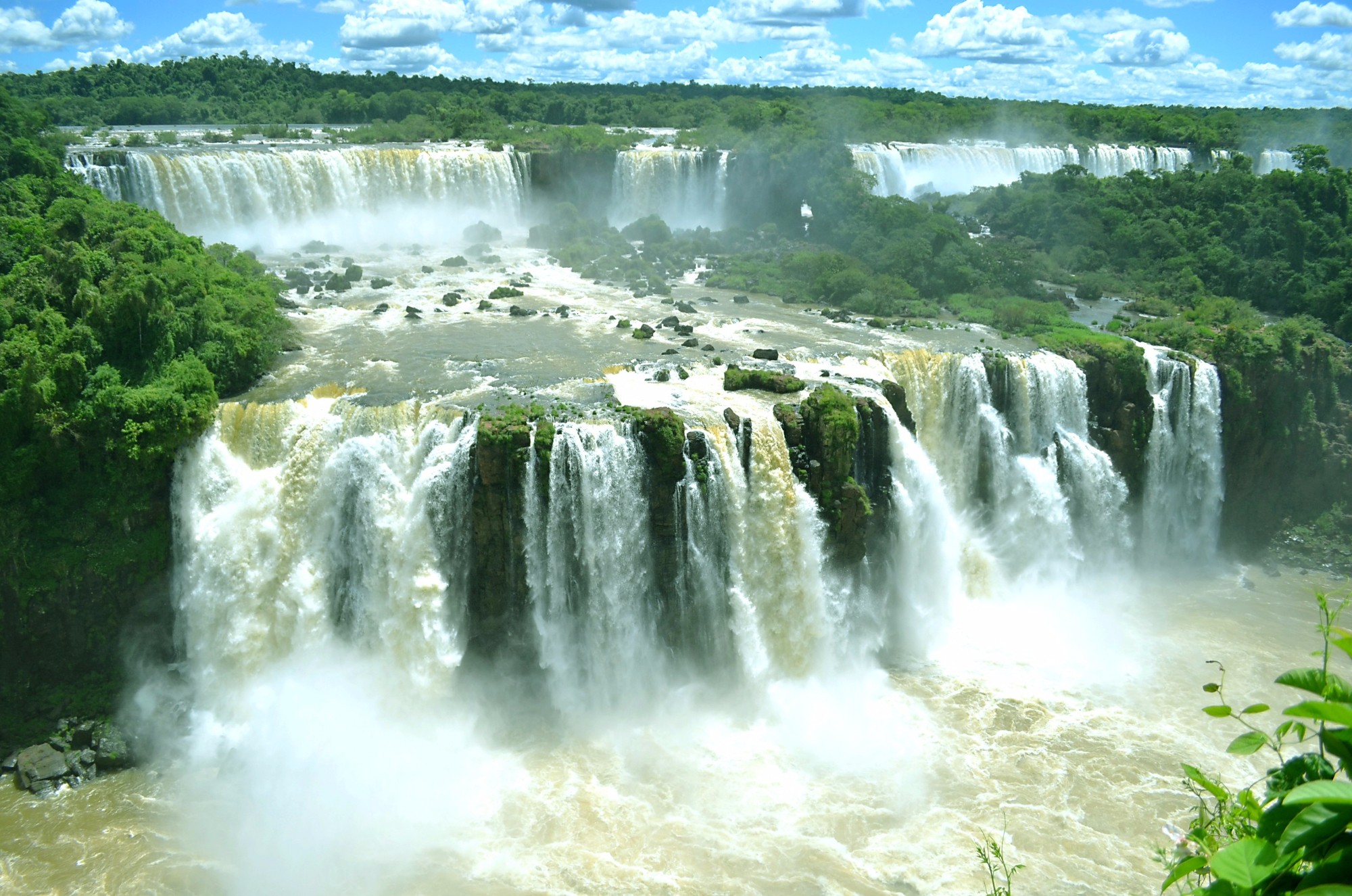 Водопад Игуасу — для начала с бразильской стороны. Это одно из самых удивительных мест, где нам удалось побывать!
