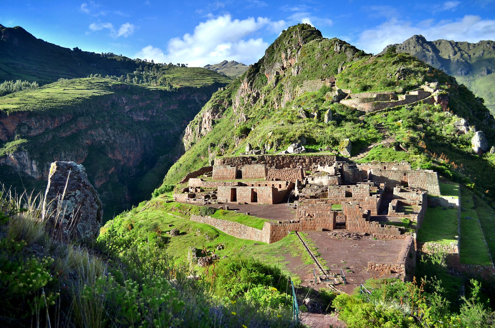Один из древних городов инков — Писак, недалеко от Ойянтайтамбо.