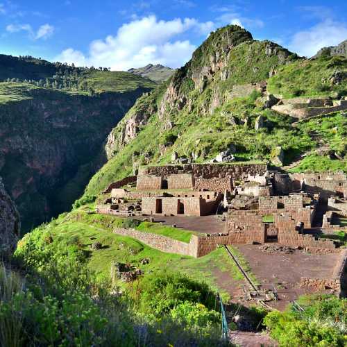 Один из древних городов инков — Писак, недалеко от Ойянтайтамбо.