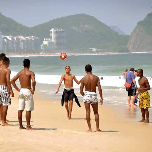 Волейбол на пляже Копакабана в Рио-де-Жанейро.