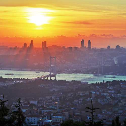 Закатный вид на Стамбул с азиатской стороны.