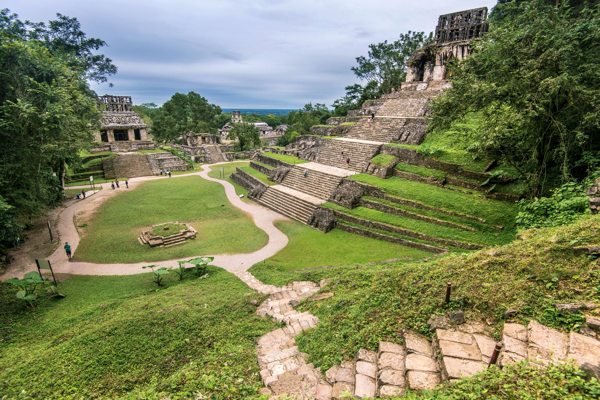 Паленке — удивительный древний город майя в джунглях. Лучшее место для того, чтобы почувствовать себя Индианой Джонсом.