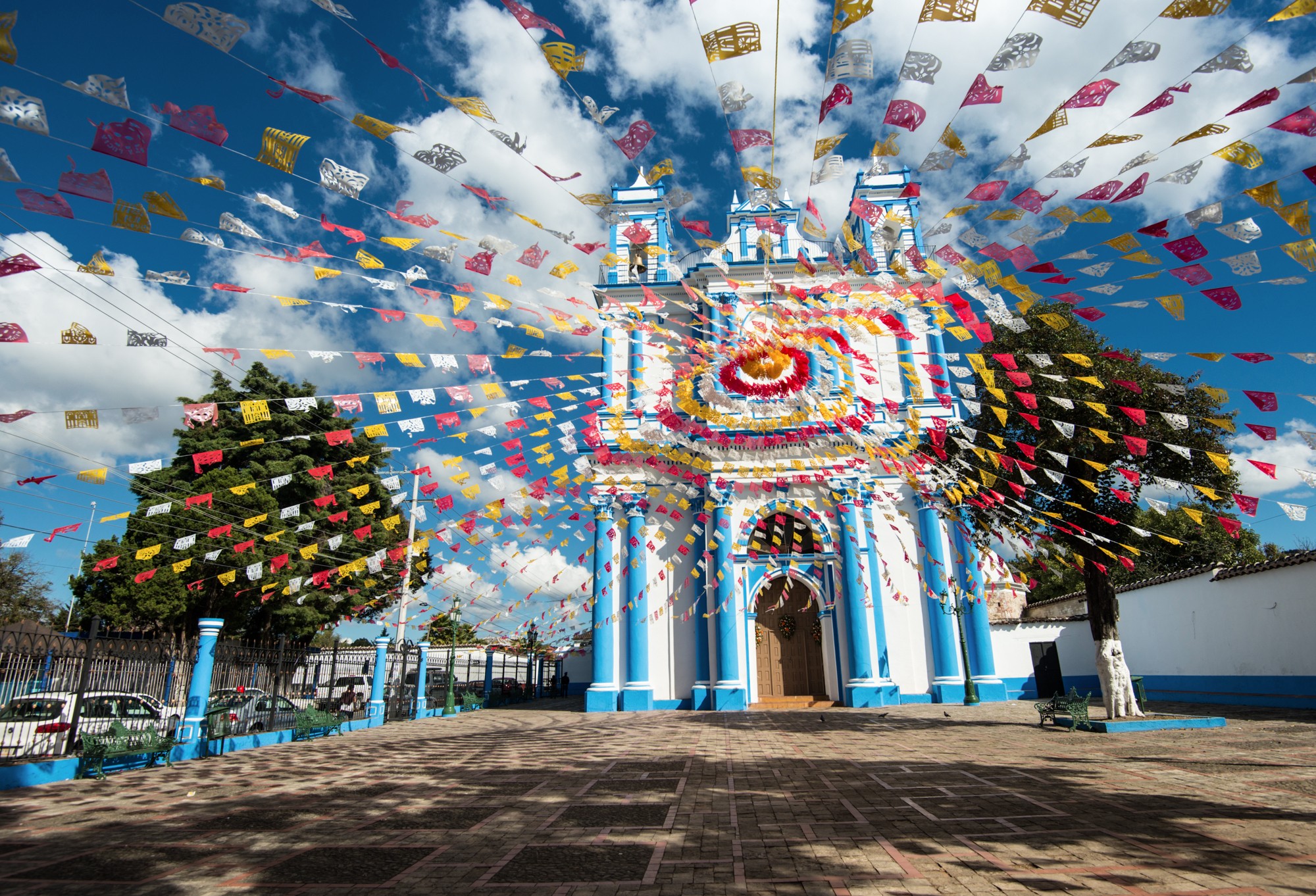 Красочный и волшебный город Сан Кристобаль де Лас Касас. Голубое небо и цветные флаги.