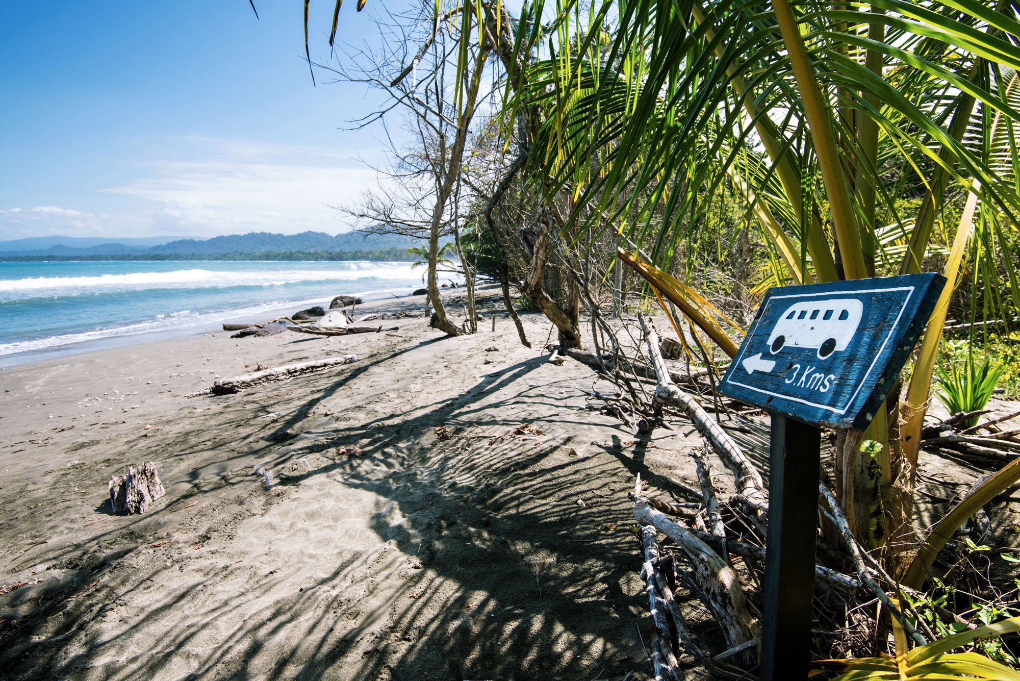 Типичный пляж Карибского побережья Коста-Рики.