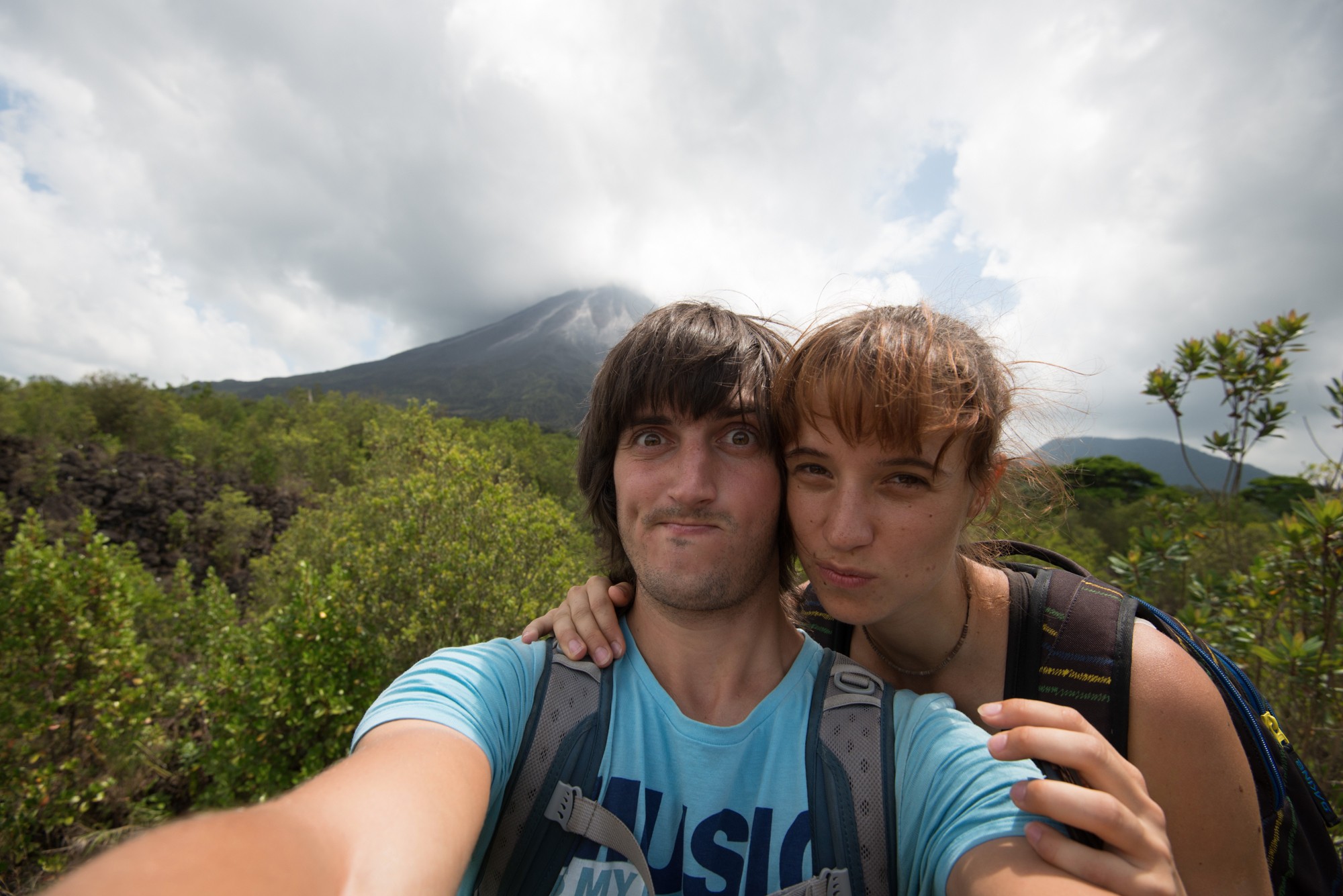 Селфи на фоне вулкана Ареналь.