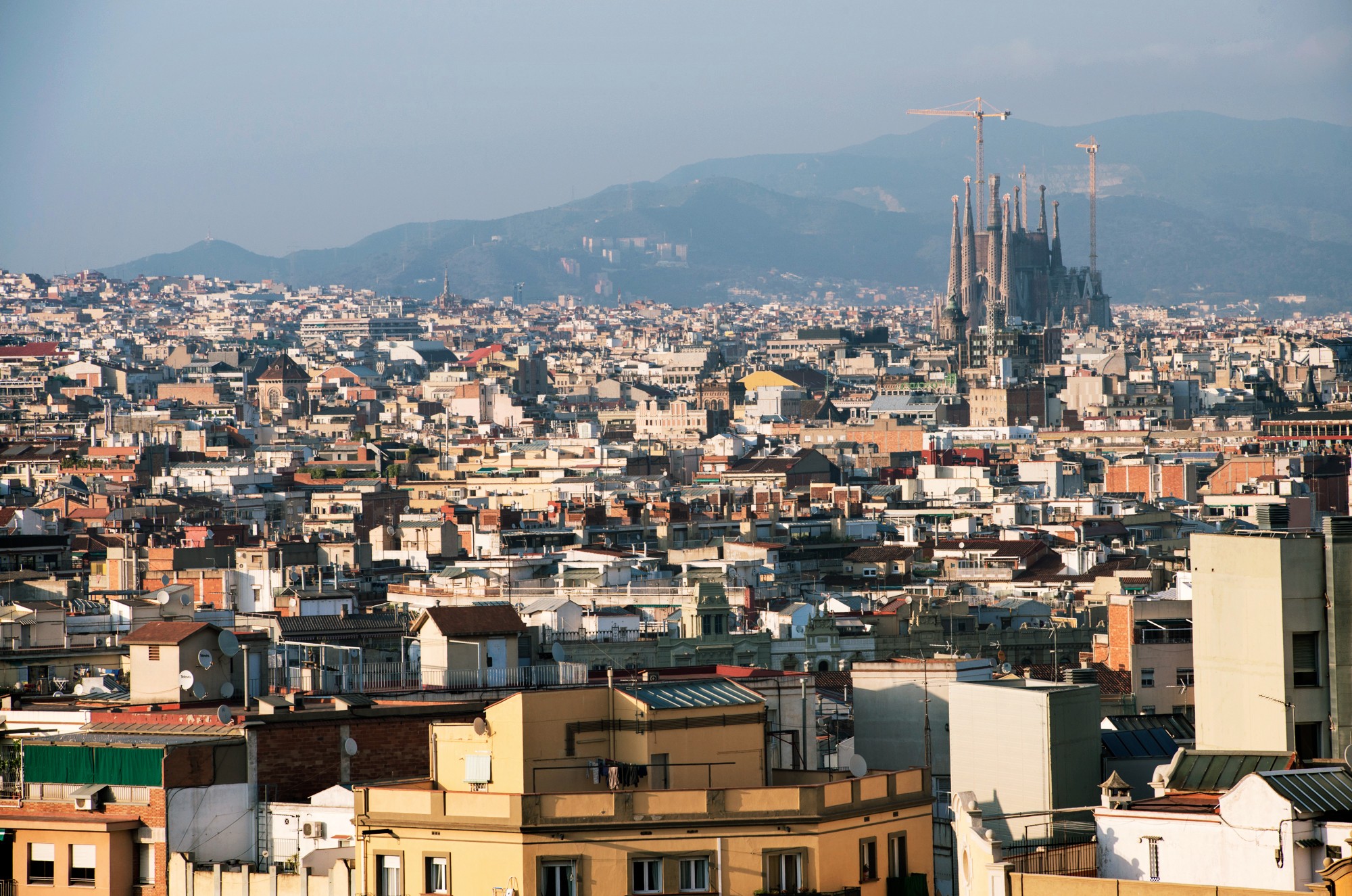 Вид Барселоны с холма Монжуик.