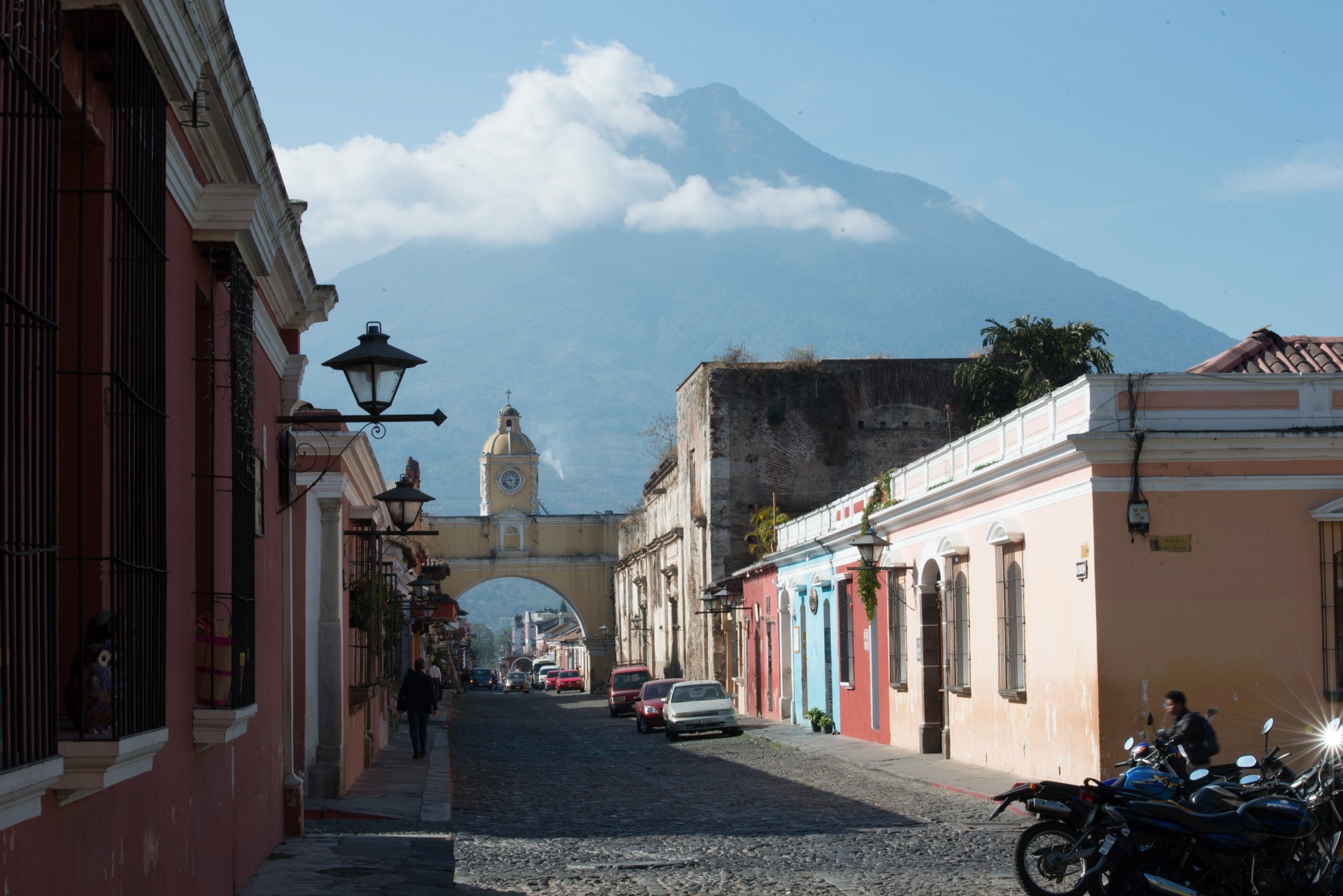 Самый красивый город Гватемалы — Антигуа. И его грозный домашний вулкан.