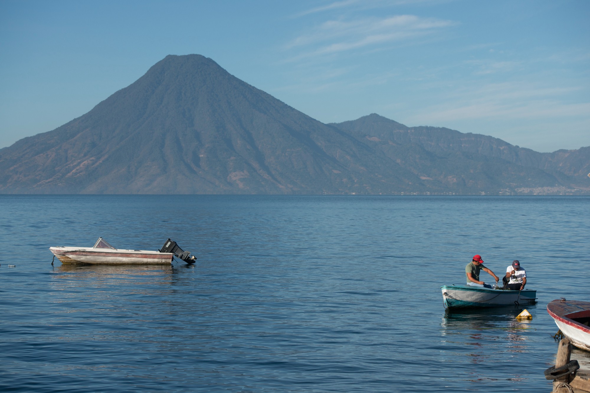 Гватемальское озеро Атитлан с безумными вулканами на горизонте.