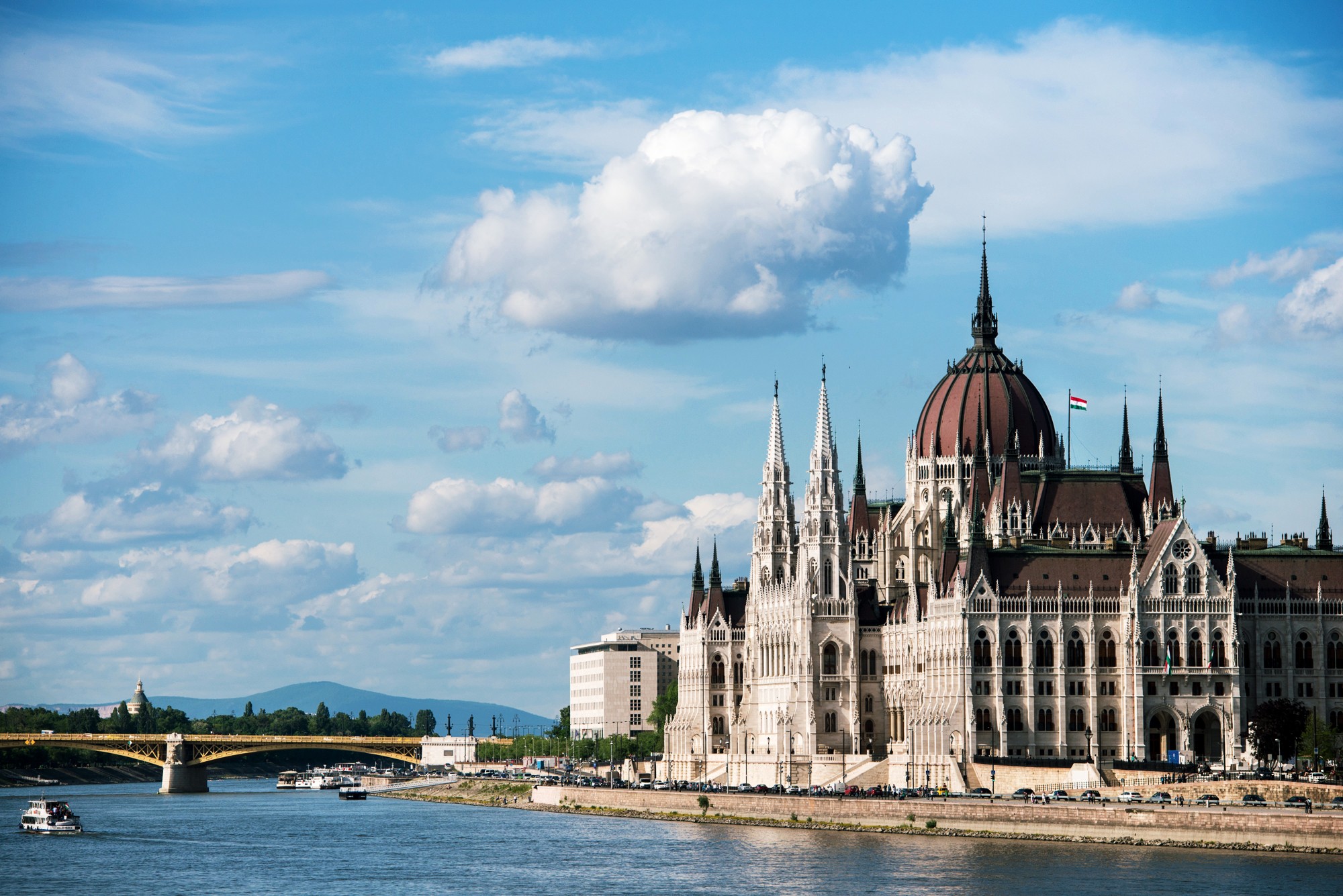 Вид на венгерский Парламент на берегу Дуная — главный символ Будапешта.